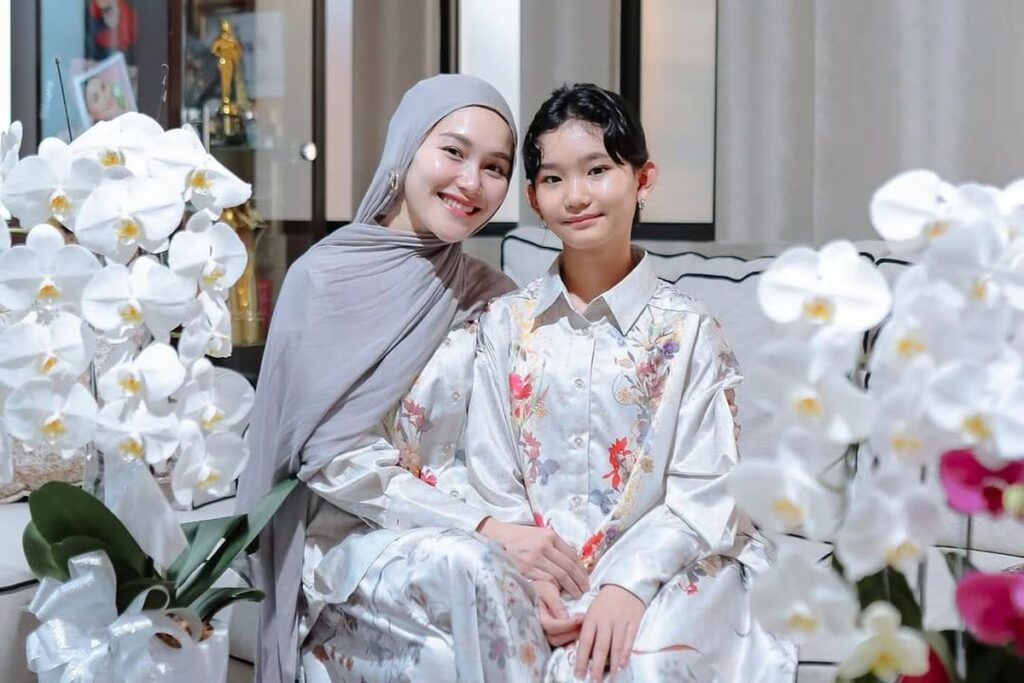 Ayu Ting Ting Cantik Memesona Lebaran 2025, Blouse Bunga Elegan