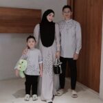 Citra Kirana Keluarga Tampil Elegan Abu-abu Lebaran Idul Adha 2025
