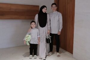 Citra Kirana Keluarga Tampil Elegan Abu-abu Lebaran Idul Adha 2025