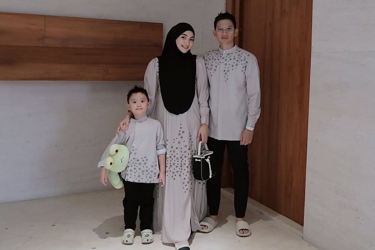 Citra Kirana Keluarga Tampil Elegan Abu-abu Lebaran Idul Adha 2025