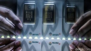 Harga Emas Antam Anjlok! Cek Harga Terbaru Per Gram