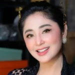 Rahasia Dewi Perssik: Nona Ambon, Julukan & Keberuntungannya di Dunia Hiburan