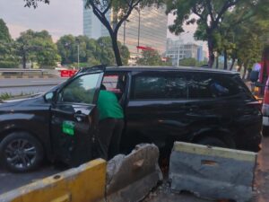 Tabrakan Taksi Online Jakbar: Busway Separator Rusak, Macet Parah