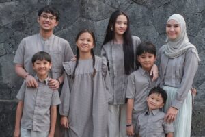 Zaskia Adya Mecca & Anak, Kompak Lebaran 2025 Pakai Tunik Abu