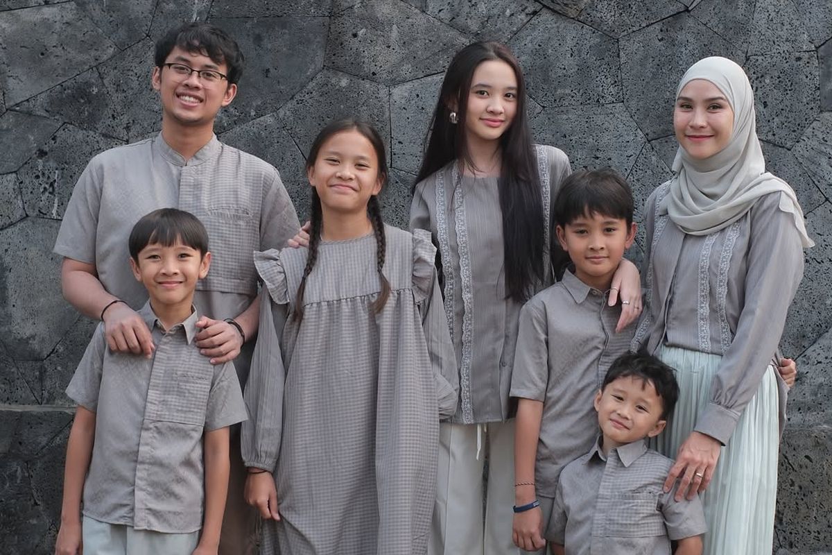 Zaskia Adya Mecca & Anak, Kompak Lebaran 2025 Pakai Tunik Abu